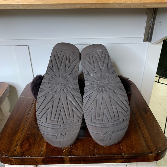 UGG Bailey Short Genuine Shearling Boot - Picture 5 of 6